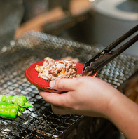 旨み凝縮！炭火香るがいな鶏の籠炙りと焼き鳥を堪能♪