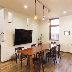 6名掛けテーブルを3卓ご用意しており、ゆったり落ち着いて過ごせるのが魅力です♪友人同士の飲み会や家族での食事、少人数の集まりにちょうどいいサイズ感★会話もしやすく、料理やお酒を楽しみながら自然と時間を忘れてしまう心地よさ。にぎやかすぎず静かすぎない、バランスの取れた空間です！