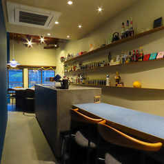 昼間は明るい光が差し込み開放的に、夜は店内の照明と外の灯りが調和してムーディーに。訪れる時間帯によってガラリと雰囲気が変わる店内のお席は、何度訪れても新しい発見があります。最高のロケーションで至福のスイーツを。