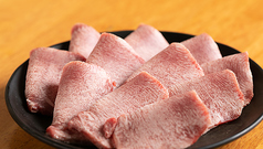 【2】牛塩タン ～冷凍なしで鮮度◎自慢の手切りで、食感まで美味～