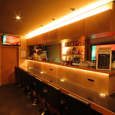 店全体を貸し切れるため、女子会でゆっくり話したい時も、仲間と一緒に打ち上げを楽しみたい時も、周囲を気にせず過ごせるのが魅力です。テーブル・カウンター・小上がりが揃っているので、参加メンバーに合わせて自然に席を選べるのもポイント。子ども連れでも座りやすく、保護者同士の集まりにも使いやすい環境です。