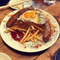 料理メニュー写真 自家製極太ソーセージと大盛りポテトフライ