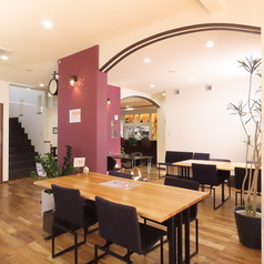 4名掛けのテーブル席は、まるでお家に集まったようなアットホームな雰囲気♪仲の良い友人同士やカップル、ご家族での利用にぴったりです★距離感が近く、会話も弾みやすいので、ゆっくり食事を楽しみたい方におすすめ！初めての方でも自然とリラックスできる、居心地の良いお席です。