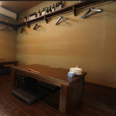 【ハンガーラック完備】大切な上着も型崩れなしお気に入りの一着も、安心してお預けください。店内にハンガーラックをご用意しております。コートやジャケットをスマートに掛けて、身軽にお食事をお楽しみいただけます。