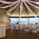 海を一望する開放感のあるレストランはリゾート気分満載