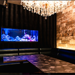 カラオケ付きの完全個室を完備しています。豪華な内装で気分も上がります！