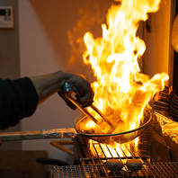 ◇【大迫力のLIVE感◎】炎が上がる「炭火焼き」