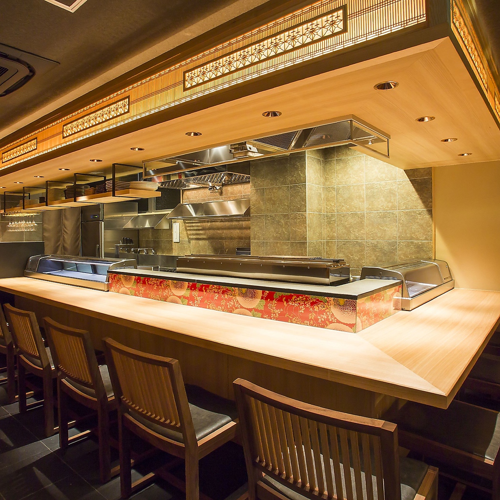 純和風の空間でさまざまなお席をご用意しています。カウンターの目の前で焼かれる焼き鳥は絶品です