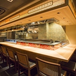 純和風の空間でさまざまなお席をご用意しています。カウンターの目の前で焼かれる焼き鳥は絶品です