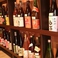 梅酒焼酎の専用棚。入店直後に厳選100種がお客様をお出迎え！また、クラフトビール・日本酒・ワイン豊富に揃えております。