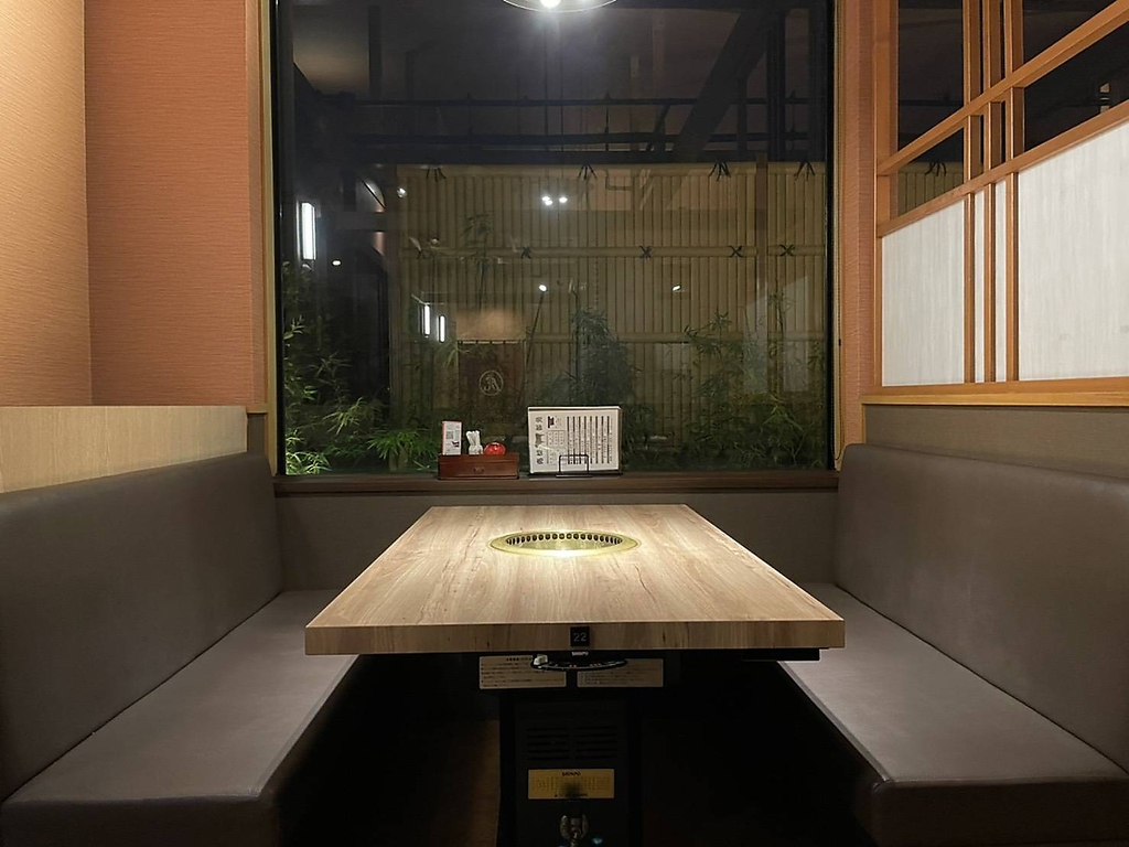 お一人様でのお食事も大歓迎★広々としたテーブル席で焼きたての焼肉や鍋料理をご賞味いただけます！