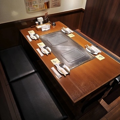 ゆったりと座れる6名様用のテーブル席です。広めのベンチシートを採用しており、大人数でも窮屈さを感じることなくお食事をお楽しみいただけます。ご家族での団らんや、仲の良い友人グループでの飲み会にも最適なサイズ感です◎鉄板を囲んで、アツアツの絶品料理を皆様でシェアしながら賑やかにお過ごしください。