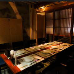 6名　3名様から6様名までご利用できます。個室で、スタイリッシュな店内を間接照明がやさしく照らします。貸切予約もOK♪プチパーティーやデートにぜひご利用下さいませ。