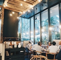 阪急梅田駅1分、天井が高く広々とした店内