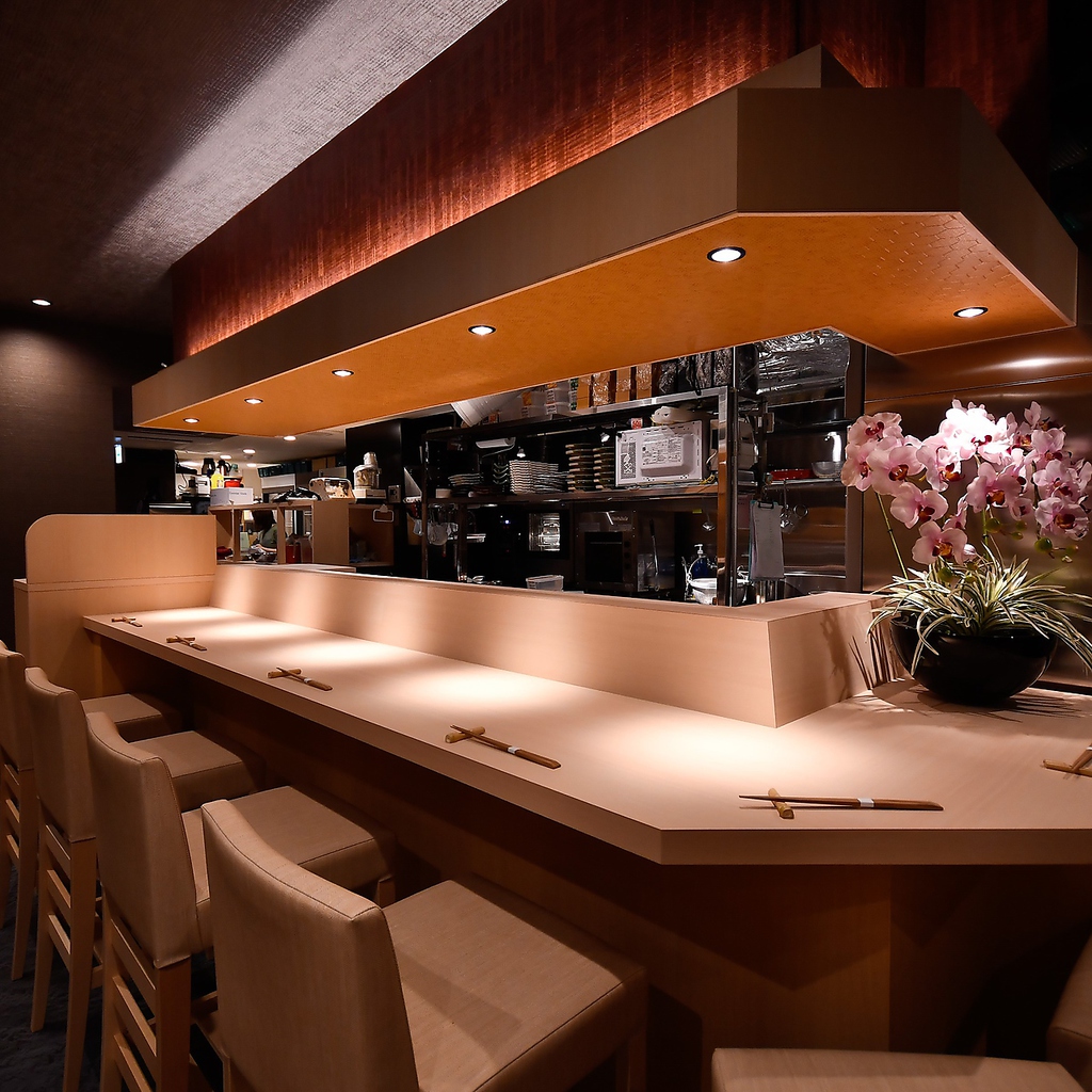 カウンター席で職人の手さばきを見ながら美味しい料理とお酒をお楽しみ下さい。