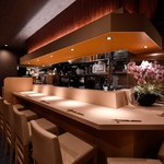 カウンター席で職人の手さばきを見ながら美味しい料理とお酒をお楽しみ下さい。