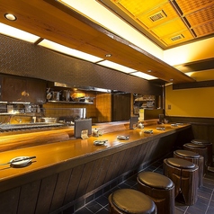 広々としたカウンター席は、新鮮な海鮮を使った料理を味わいながら、ゆっくりと会話を楽しむのに最適な空間です◎お一人様やカップルなどにの少人数にお勧めの席です。