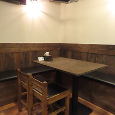 テーブル席は6人掛けと5人掛けがございます。2つを合わせて12人で使用いただくことは可能でございます。是非、お仕事仲間やご家族でお楽しみください。