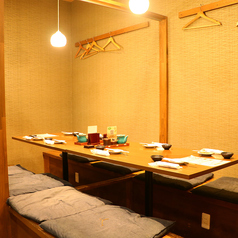 【1テーブル最大8名様まで】大小人数に合わせたお席をご案内致します。ひとつのテーブル・ひとつの個室をご希望の場合、最大8名様でご利用いただくことが可能です。