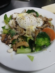 ポーチドエッグとキノコ、ボイル野菜のリヨン風サラダ