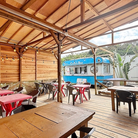 半解放のテラス席で島食材を活かした料理やドリンクをお楽しみいただけます