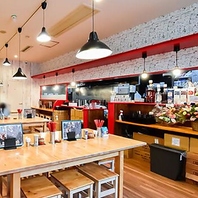 広々店内でお食事が楽しめます