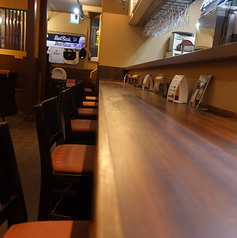 落ち着いたカウンター席は、豊富なドリンクを楽しみながら心地よい時間を過ごすのに最適の場所です！リラックスした雰囲気が漂うなか、友人との語らいや一人の時間にもぴったり！