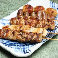 炭火で仕上げる国産鶏の香ばしさを堪能