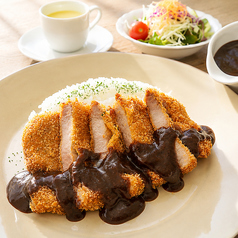 国産豚ロース肉の黒カツカレー(サラダ・スープ付)