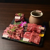 沖縄の大自然が育んだ至高の味わいの沖縄県産和牛は、当店の看板メニュー。お肉の旨味を最大限に引き出すこだわりの切り方でご提供いたします。美しくサシの入った極上肉は、口に運んだ瞬間に溢れる甘みととろけるような食感が魅力。観光の贅沢なディナーや、特別な記念日、ご褒美宴会に最適です。
