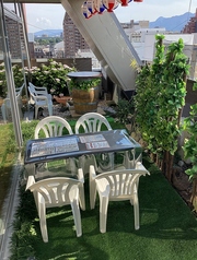 大通のオアシスで乾杯!絶景プチビアガーデンOpen!中庭の芝生に2名様立ち飲み&4名様用テーブル席をご用意!夜景を見下ろし、風鈴の音色を聞きながら、冷えたビールを楽しみませんか?提灯の灯りが雰囲気を盛り上げます。野外席だからこそ全席喫煙可能!仕事帰りのサク飲みや、仲間との楽しいひとときに最適です!