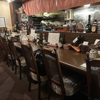 お一人様でもふらっと立ち寄れるカウンター席があります