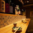 立ちカウンター：肩を並べて気軽にお酒をお楽しみください。