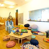 【キッズルーム完備◎】お子様で連れのお客様も心置きなくお過ごしいただけます!・お子様メニューあり・ベビーカー入店可・お子様用の椅子もご用意ありで、お子様連れも安心★キッズルームでのお食事も可能なのでゆっくりお寛ぎいただけます。おむつ交換台は多目的トイレにご用意ございます。