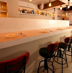 お一人様でふらりと立ち寄る夜カフェ利用から、大切な人とのデートや記念日まで、様々なシーンで活躍するカウンター席です。隣同士で語らうことで自然と二人の距離も縮まり、落ち着いた空間で心ゆくまで大人の時間をお過ごしいただけます。洗練された内装の中、自慢の夜パフェやアルコールを堪能するのに最適な特等席です。