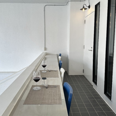 【ペットOK】外の空気を感じられる開放的なカウンタータイプのテラス席をご用意あり♪ペットとご一緒にご利用いただけます。愛犬とのお散歩の休憩に、ぜひお立ち寄りください◎※ペット用のお食事のご用意はございませんので、あらかじめご了承ください。夜はライトアップされ、さらに素敵な雰囲気になります♪