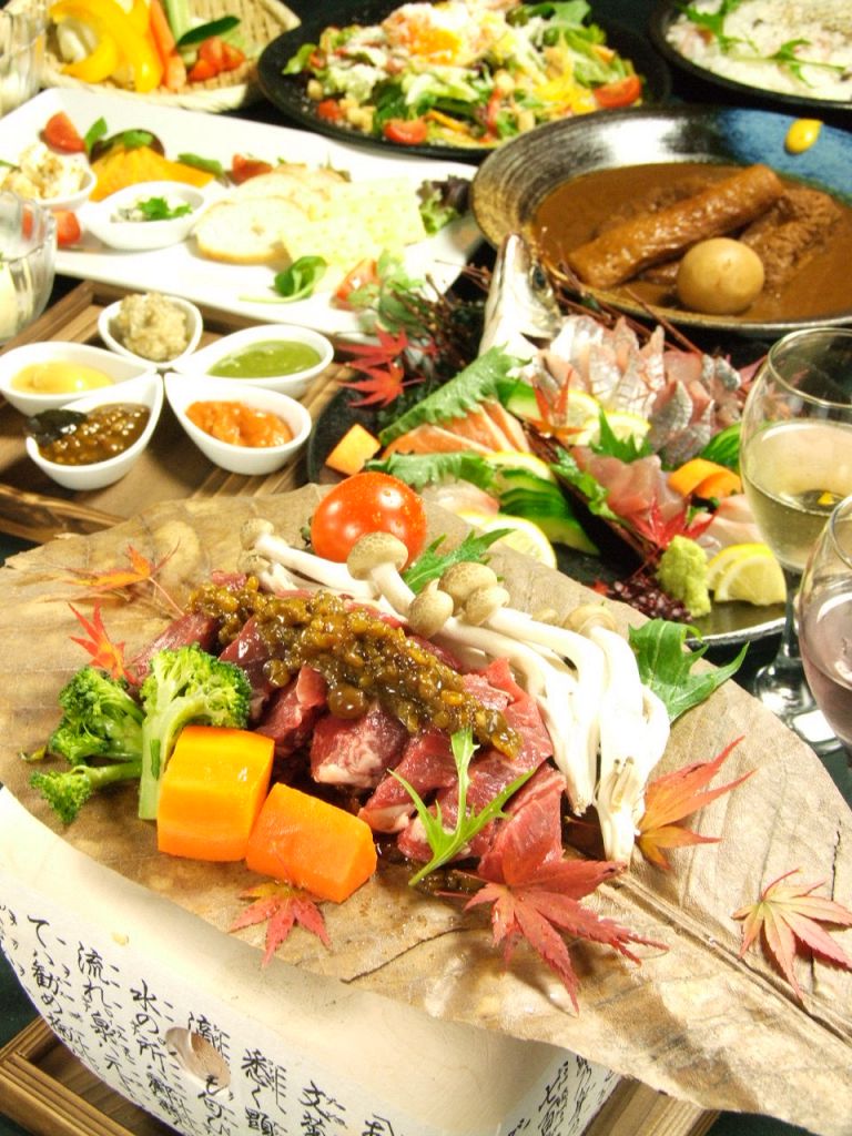 コースはとにかく豪華！味噌とチーズはもちろん、お刺身やお肉なども入ってボリューム満点！