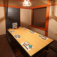 【少人数での宴席にぴったりの完全個室】仲間内の宴会、ご家族でのお食事などに最適な、掘りごたつ席の完全個室です。接待や女子会にも、人気です。プライベート空間でゆったりとお愉しみ下さい。お座敷の完全個室です。お部屋を繋げると、最大12名様用の個室になります。