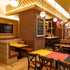 ご家族やご友人とお食事をお楽しみいただけるテーブル席がございます。