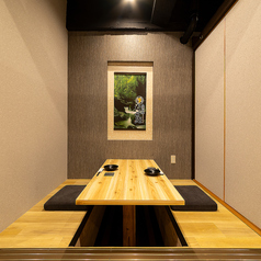 【2～4名様個室】プライベートな時間を演出します!!誕生日会・女子会・デート・飲み会等各種ご宴会に◎様々なご宴会に最適な飲み放題付コースも多数ご用意しております。個室席で周りを気にせず、ごゆっくりと飲み会・ご宴会をお楽しみください。