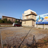  【駐車場10台】お車でのご来店もスムーズ「駐車場あるかな？」の心配はいりません。店舗裏に10台分の駐車スペースを完備。お車での集まりや、遠方からのご来店も安心です。