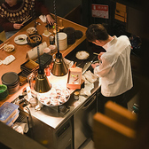 調理風景を間近で眺めることができるオープンキッチンがございます。シェフが腕を振るう様子や活気ある厨房の雰囲気は、お食事の時間をより豊かに彩ります。五感で楽しむ料理の数々は、大切な方との会話も自然と弾むきっかけになること間違いありません。臨場感あふれる空間で、こだわりの逸品を存分にご堪能ください♪