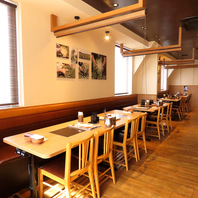 開放感溢れる店内で楽しむ大人数での同窓会・貸切宴会♪