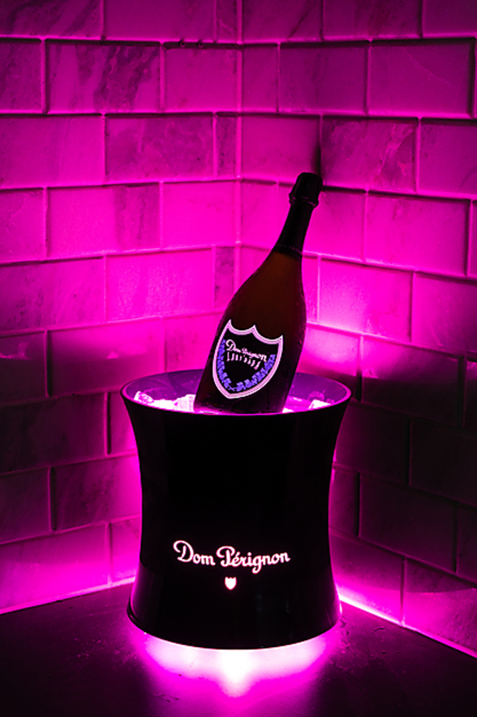 シャンパンやブランデー、リキュール、カクテル、焼酎とドリンクの種類を豊富に取り揃えています。