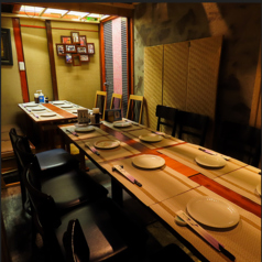 12名様な個室で、9-12名でご利用できます。個室で、スタイリッシュな店内を間接照明がやさしく照らします。貸切予約もOK♪プチパーティーやデートにぜひご利用下さいませ。