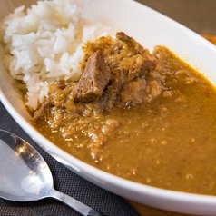 【ファン多し！】店長イチオシの絶品〆！ほろほろお肉の旨みが溶け込んだ「ラムカレー」の写真