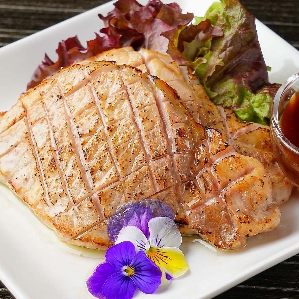 ガッツリ食べたい時にはお肉料理も多数ご用意しています。ぜひ赤ワインと共にお召し上がりください♪