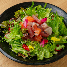 獲れたて鮮魚の海鮮サラダ