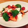 料理メニュー写真&nbsp;季節のフルーツとトマトのリコッタチーズかぷれーず