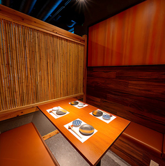 【完全個室4名様まで焼肉御席】4名様までご利用いただける焼肉専用席をご用意。大切な友人やご家族との食事に最適な落ち着いた空間で選りすぐりの焼肉とホルモンを存分に楽しめます。個室の数に限りがございます。ご要望の際は直接電話でお問合せください。